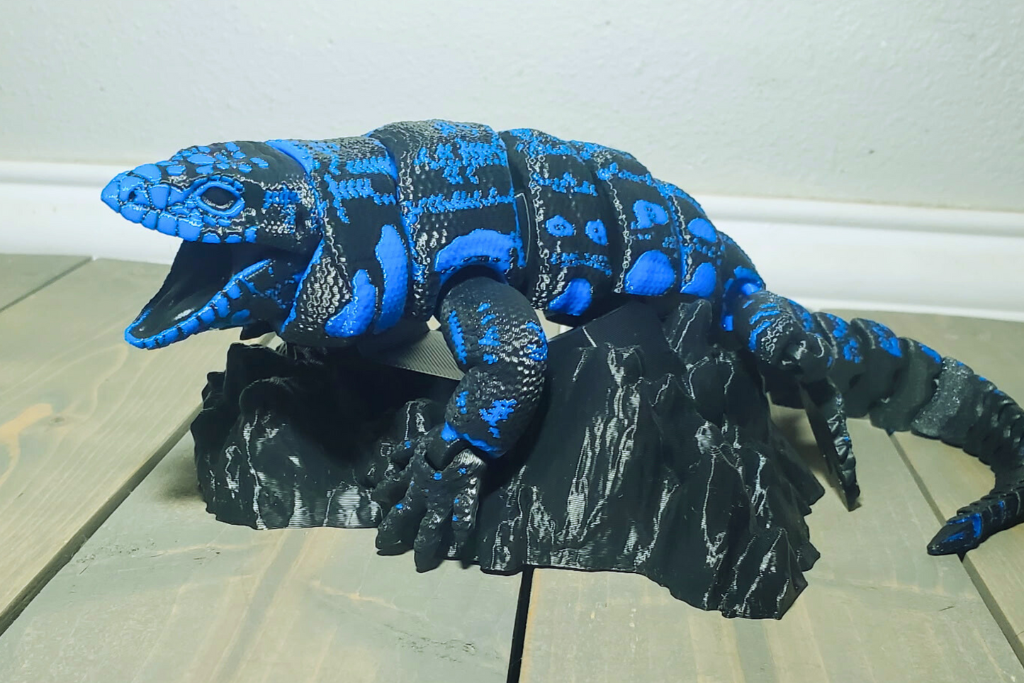 3D Printed Tegu Lizard Model – Articulated, Movable Mouth, Flexible Body – Two Sizes – Two-Tone Black